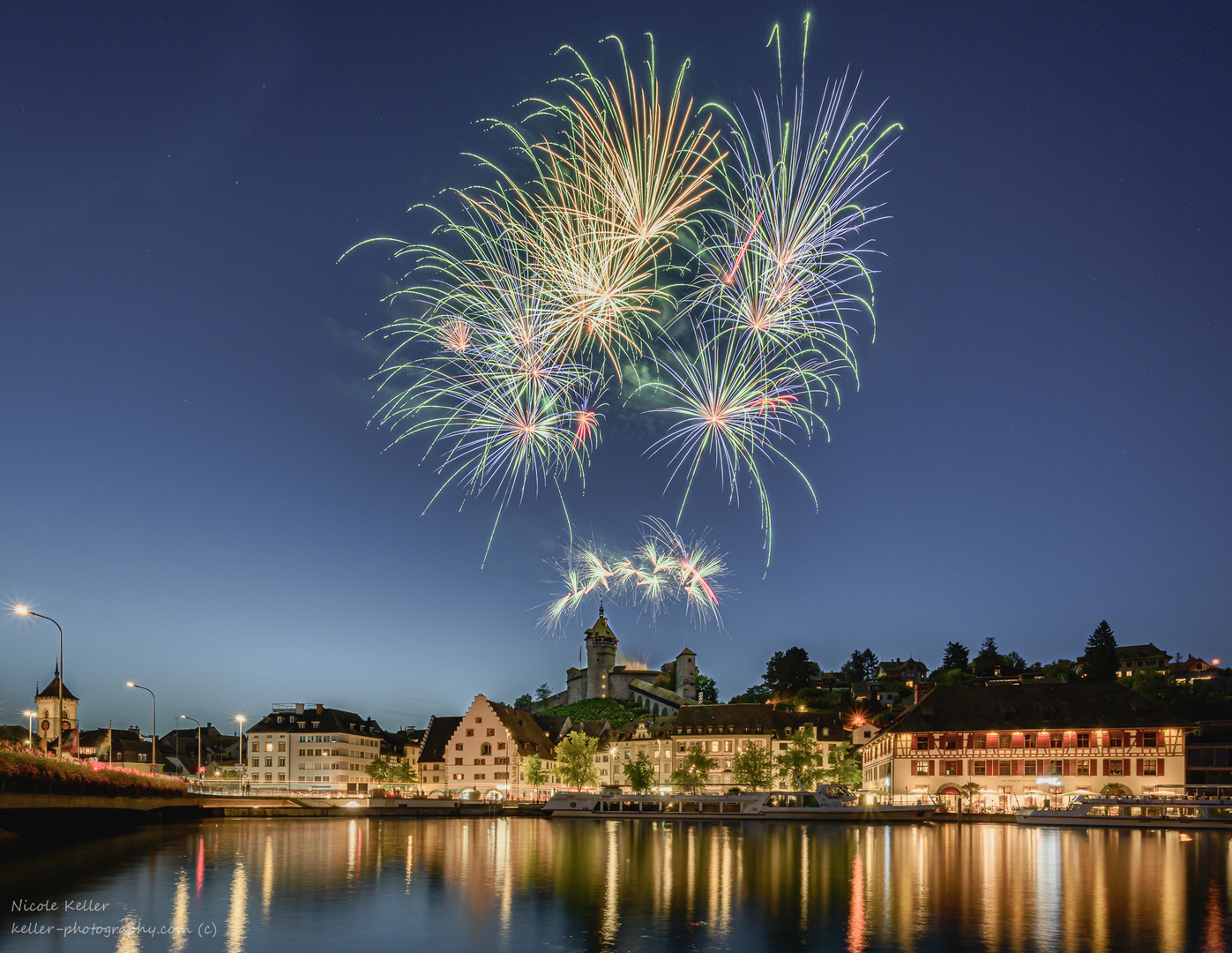 Feuerwerk über dem Munot SH zur blauen Stunde