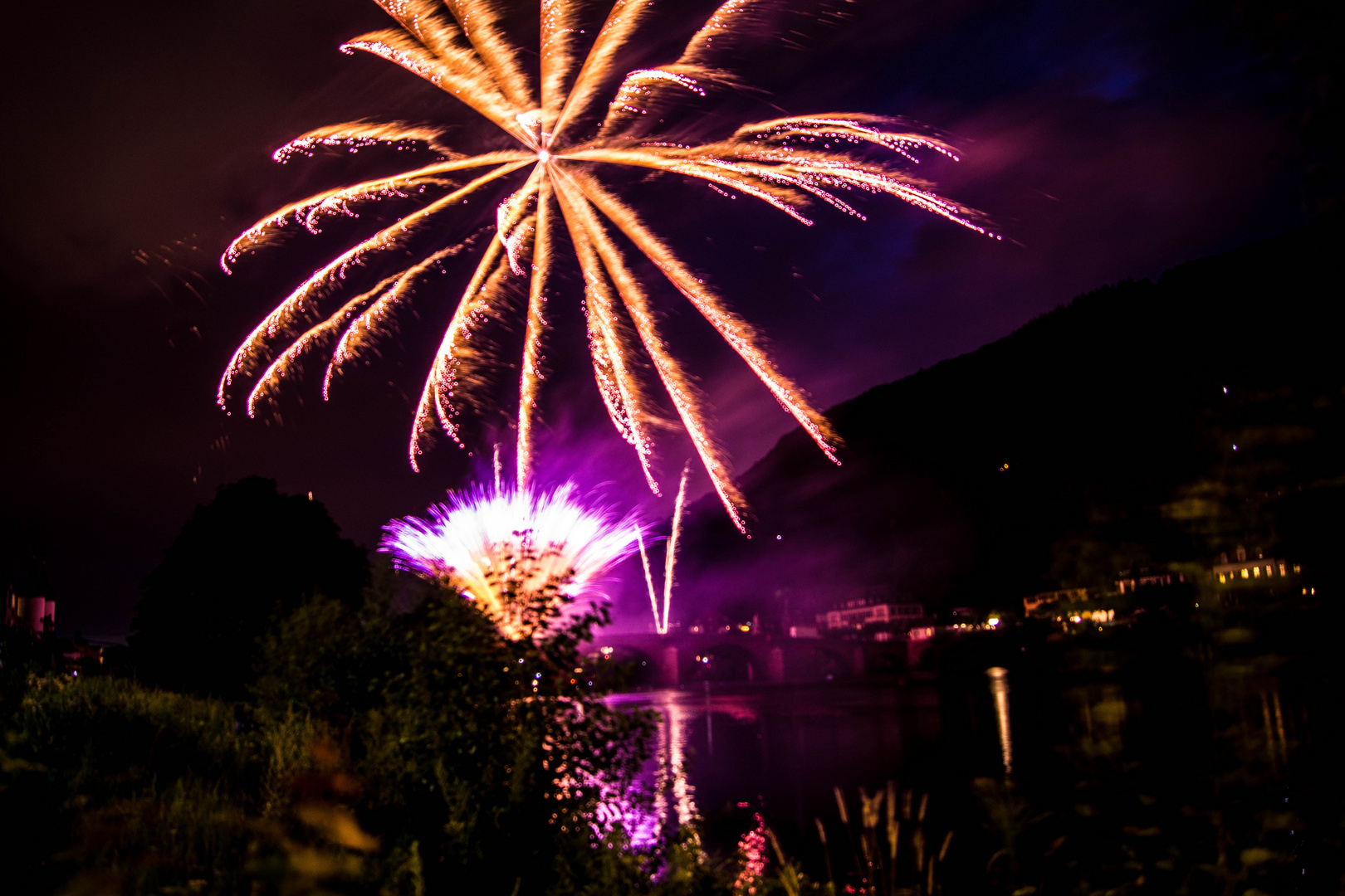 Feuerwerk über dem Neckar kurz nach der Heidelberger Schlossbeleuchtung am 14. Juli