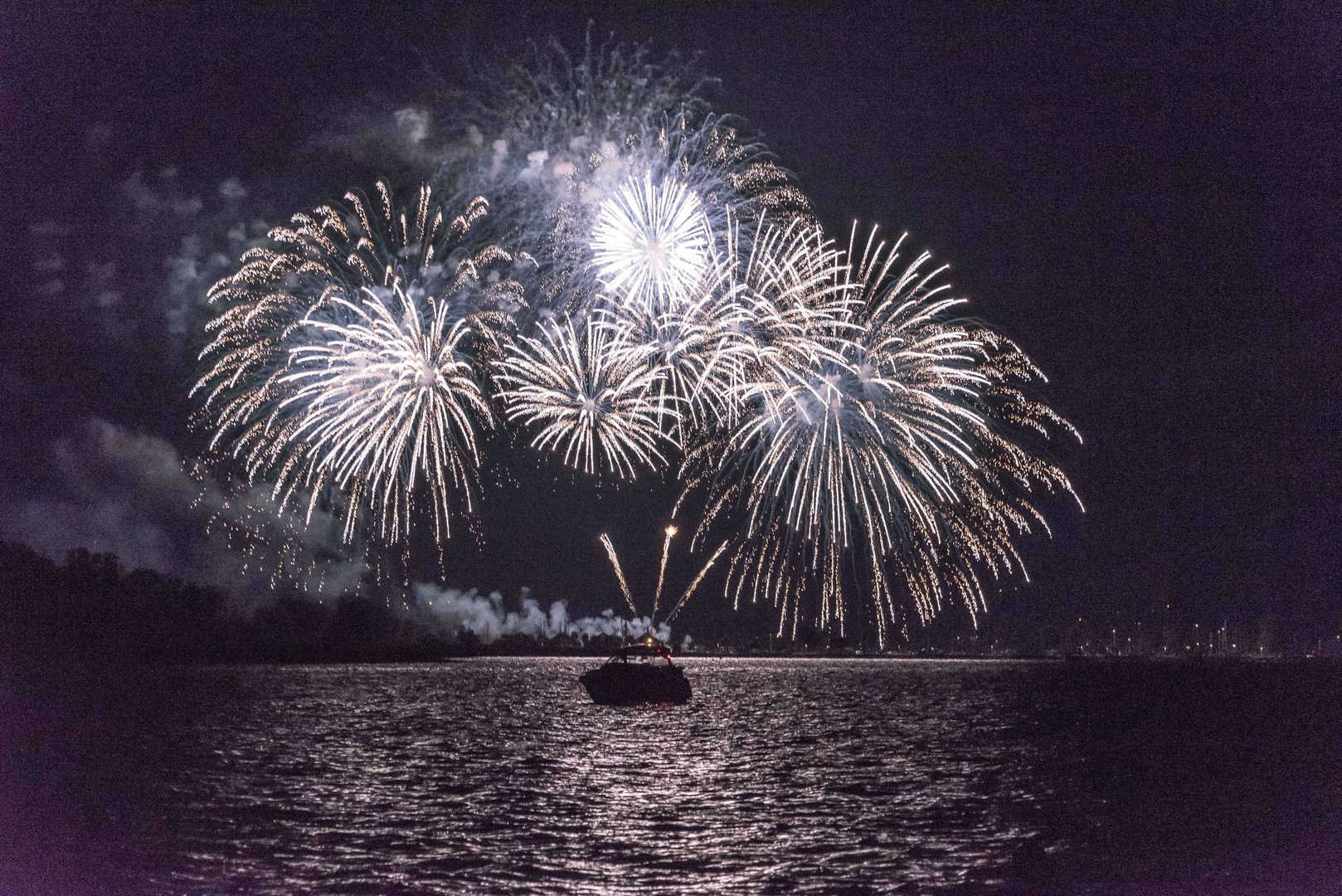 Feuerwerk über dem See