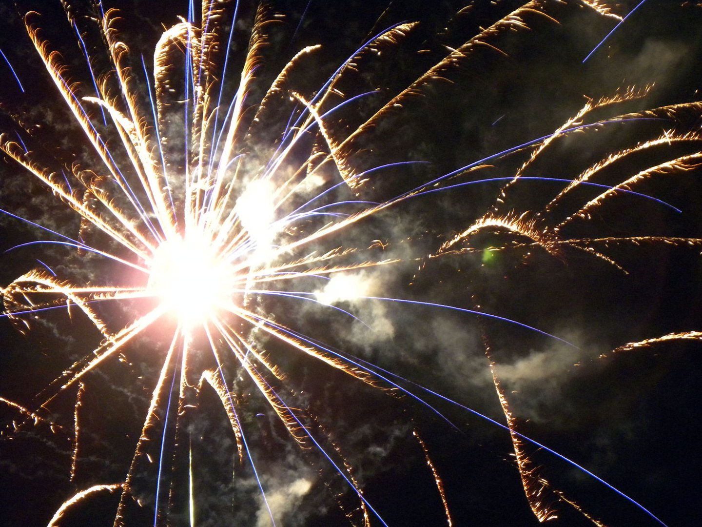 Feuerwerk über den Höhlen von Matala