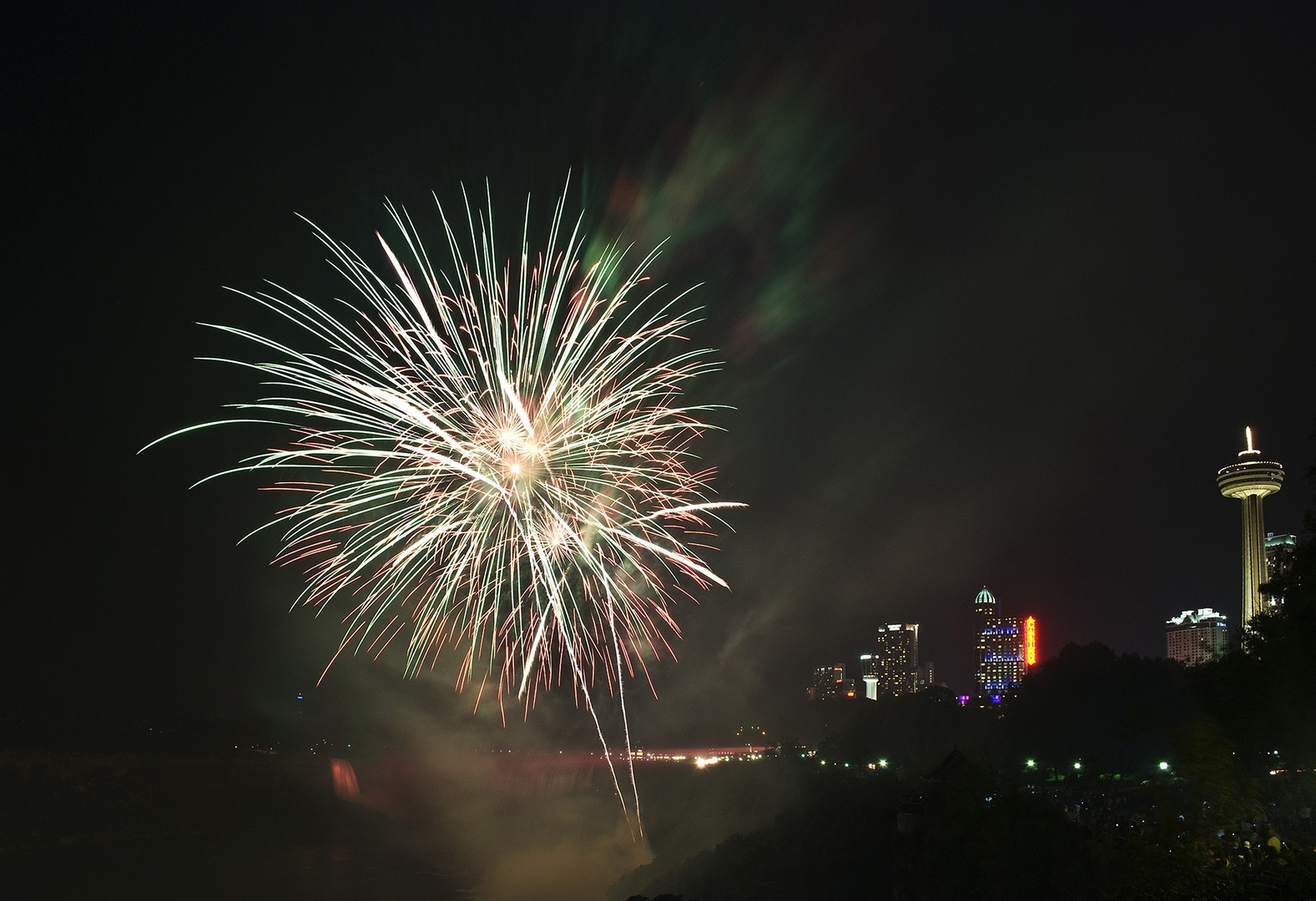 Feuerwerk über den Niagarafällen