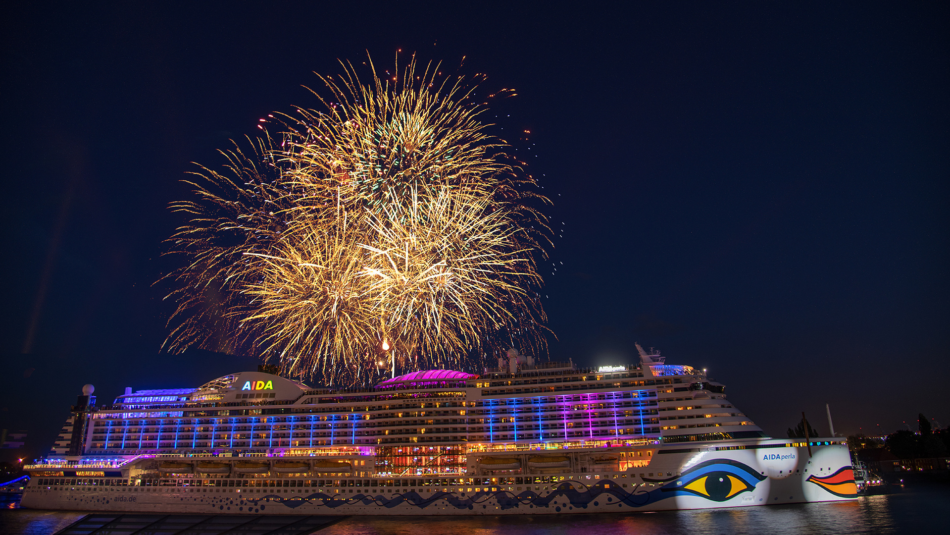 Feuerwerk über der AIDA Perla zum Hamburger Hafengeburtstag 2019