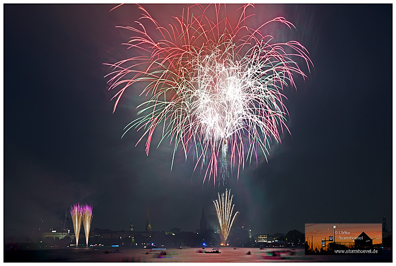 Feuerwerk über der Außenalster