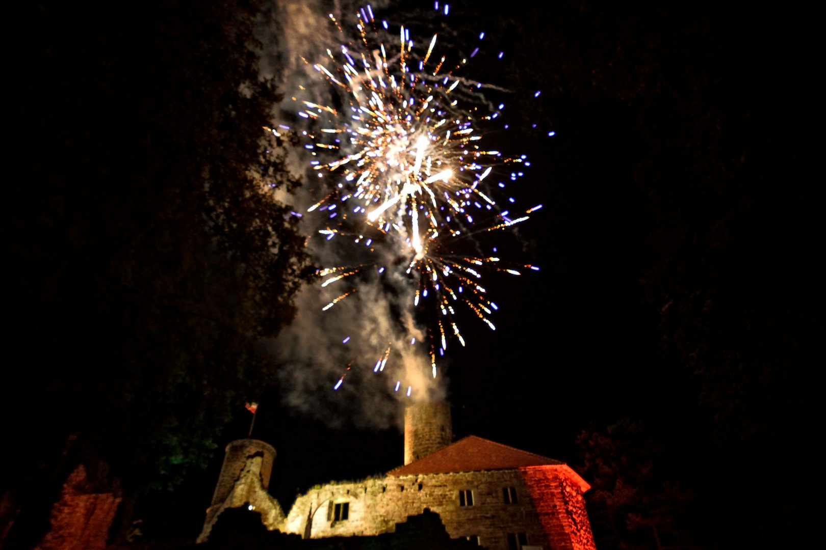 Feuerwerk über der Burgruine Hanstein