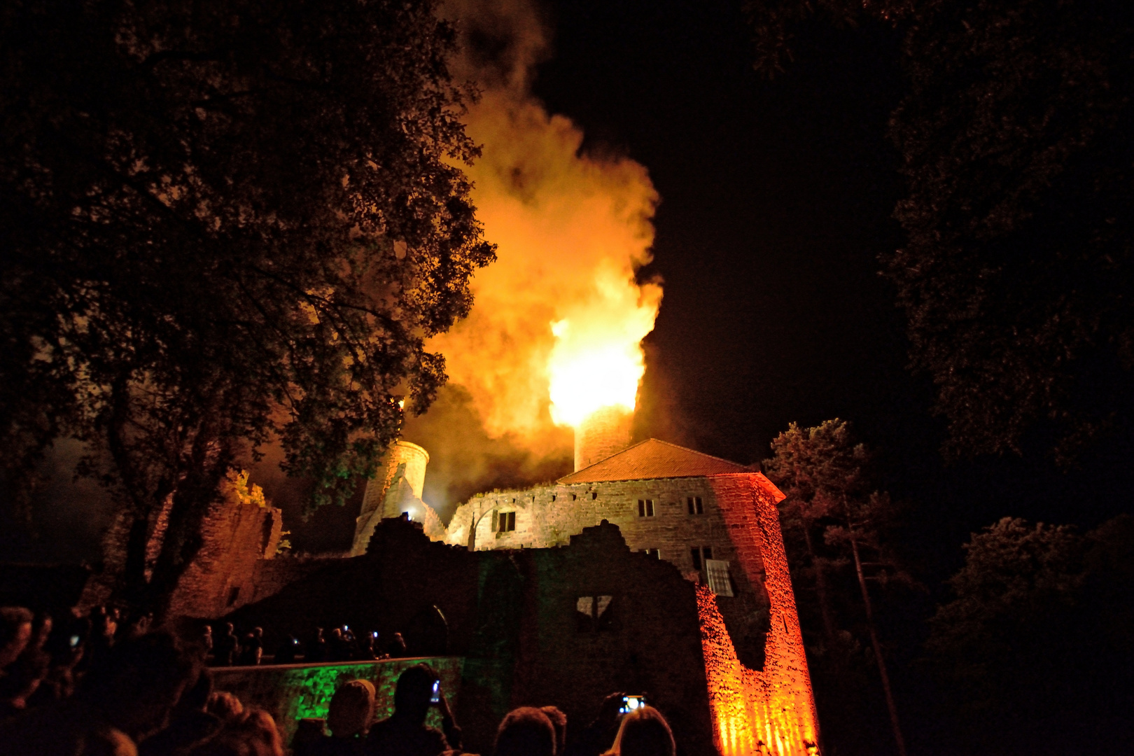Feuerwerk über der Burgruine Hanstein  - Foto 2