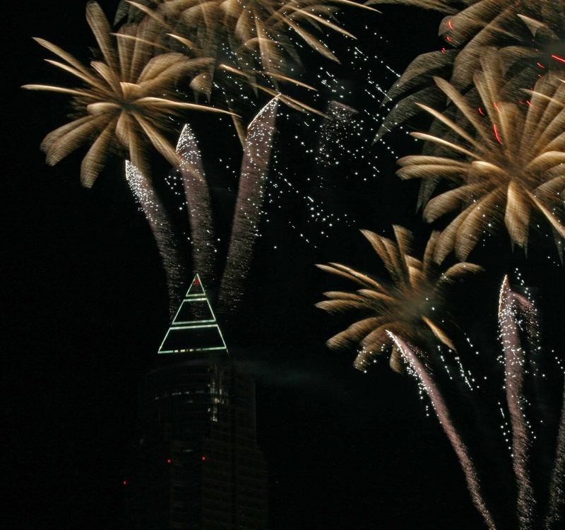 Feuerwerk über der Frankfurter Skyline ...