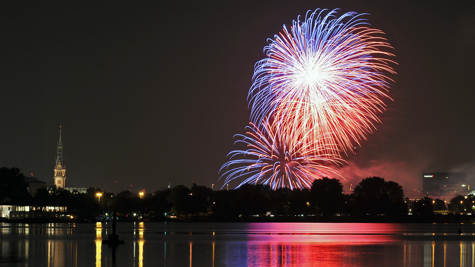 Feuerwerk über der Hamburger Alster