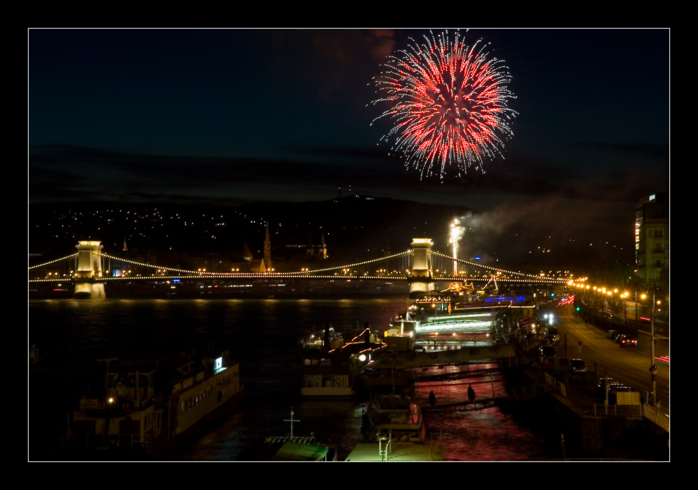 Feuerwerk über der Kettenbrücke