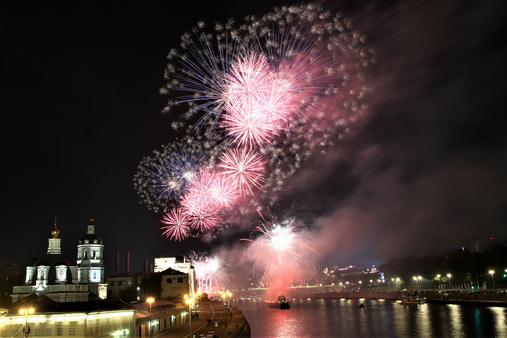 Feuerwerk über der Moskwa in Moskau