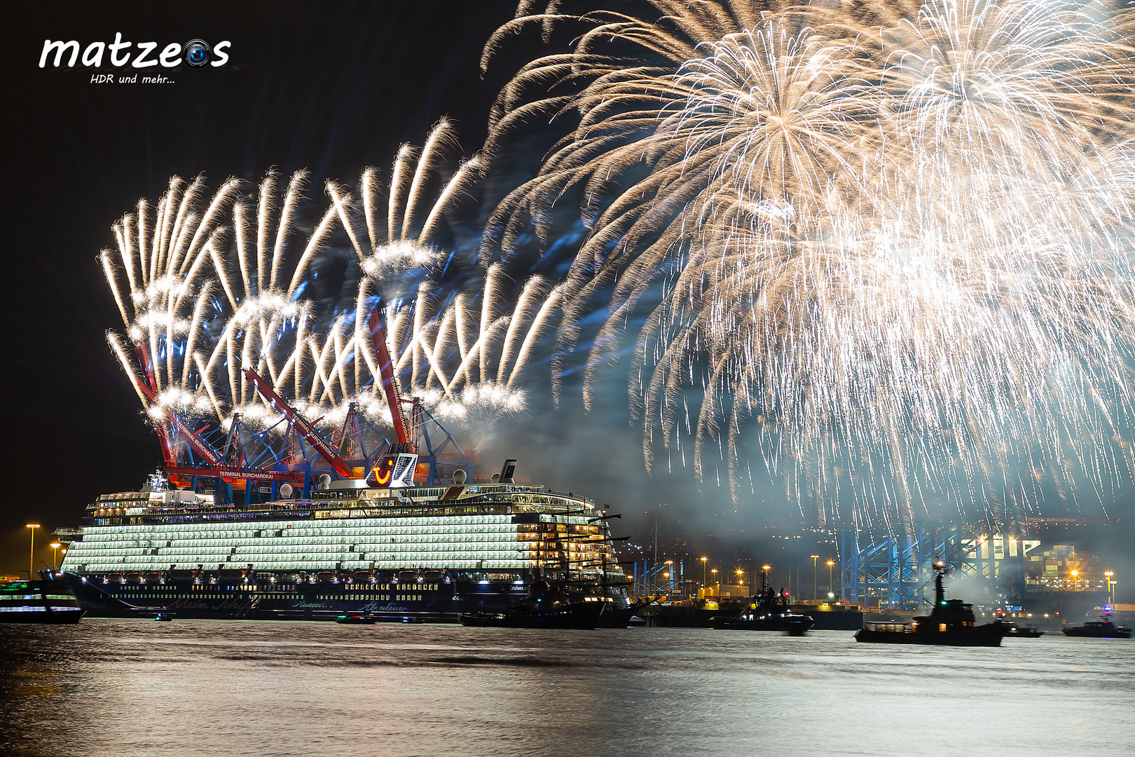 Feuerwerk über der neuen Mein Schiff 1