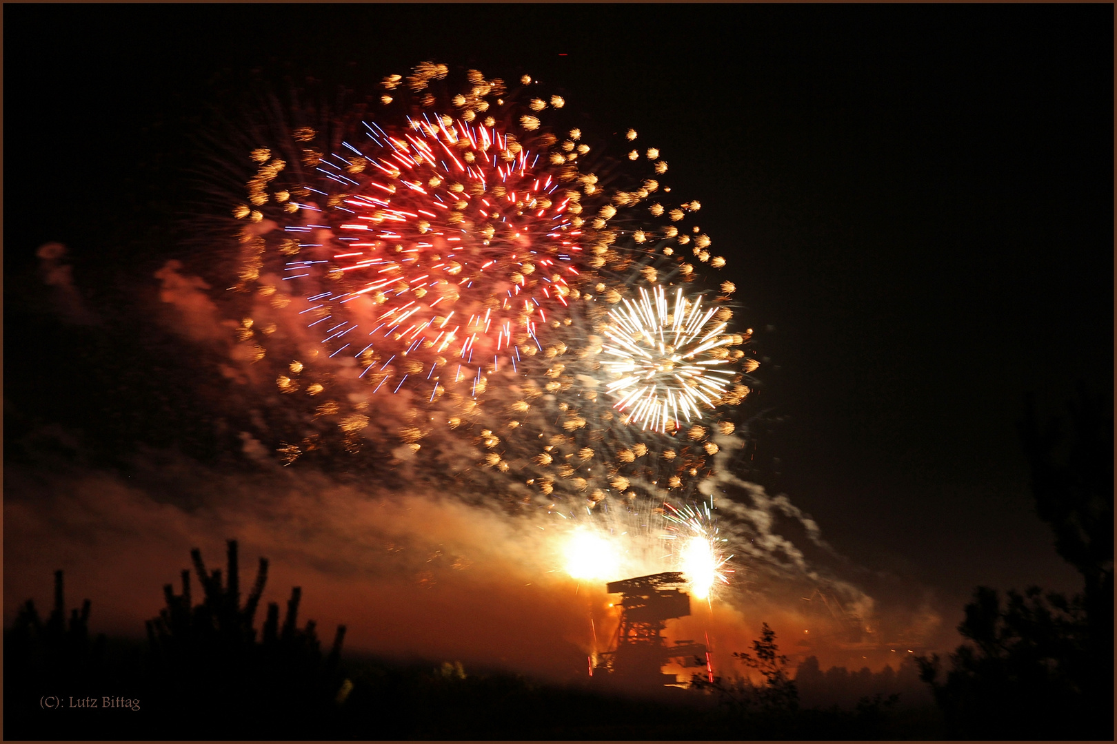 Feuerwerk über Ferropolis