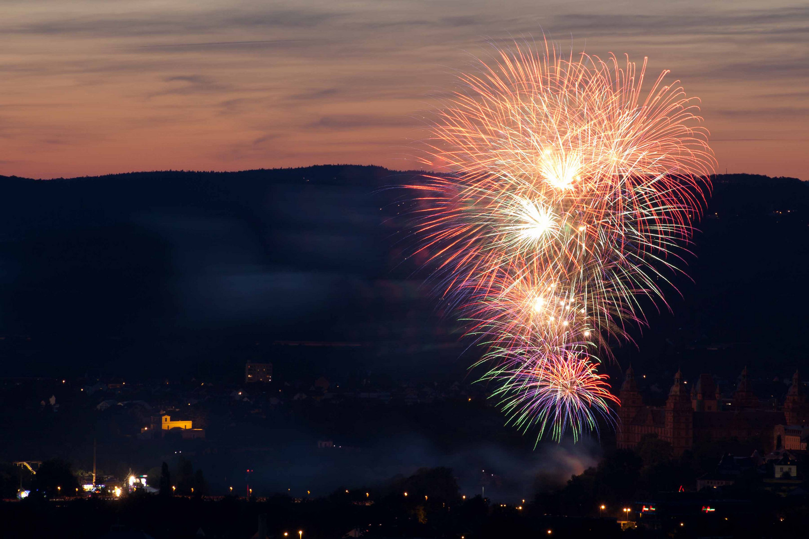 Feuerwerk über Schloss Johannisburg