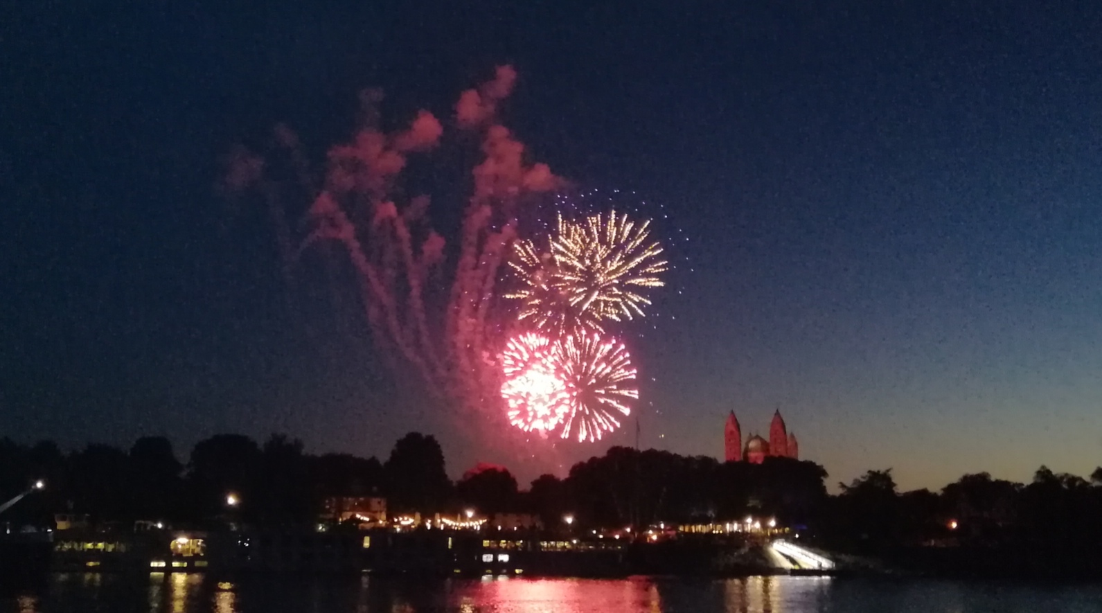 Feuerwerk über Speyer - Brezelfest 12.Juli 2022