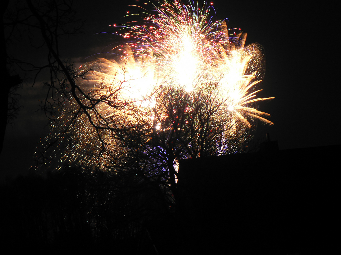 Feuerwerk überm Nachbarhaus