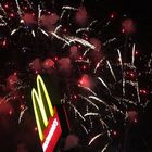 Feuerwerk und Hamburger