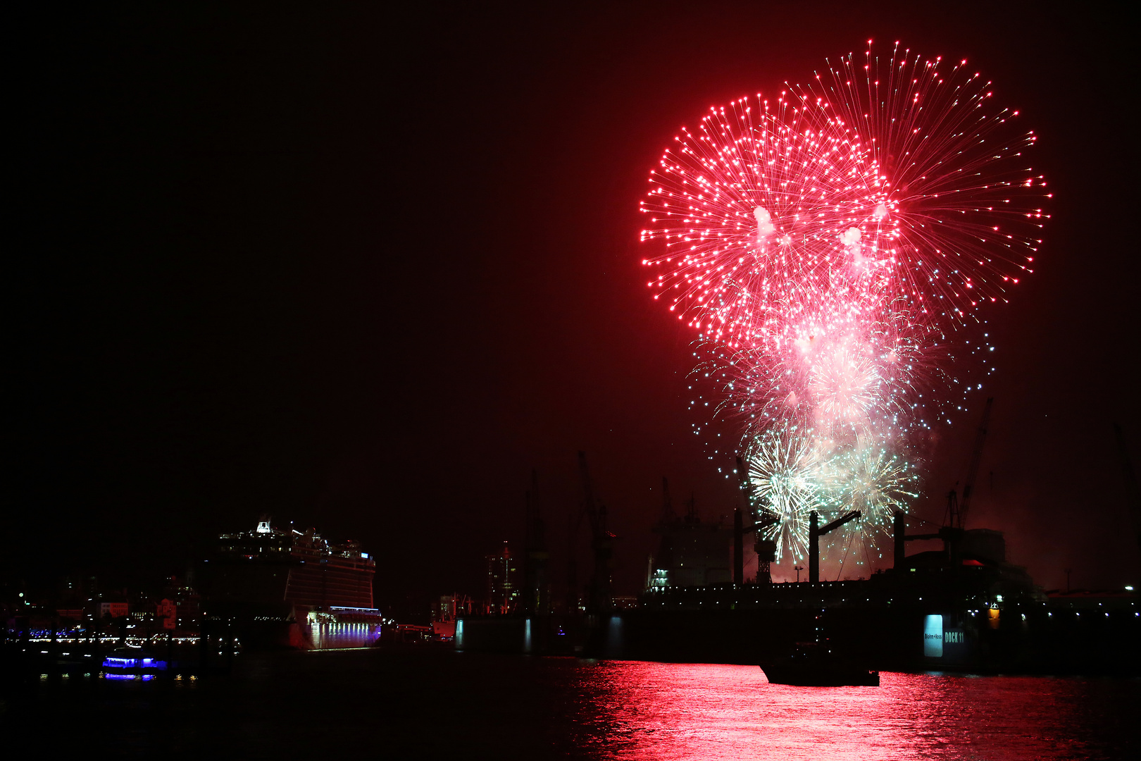 Feuerwerk Verabschiedung Norwegian Escape in Hamburg