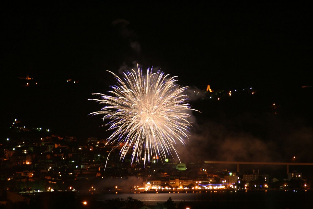 Feuerwerk von der kroatischen Insel Krk