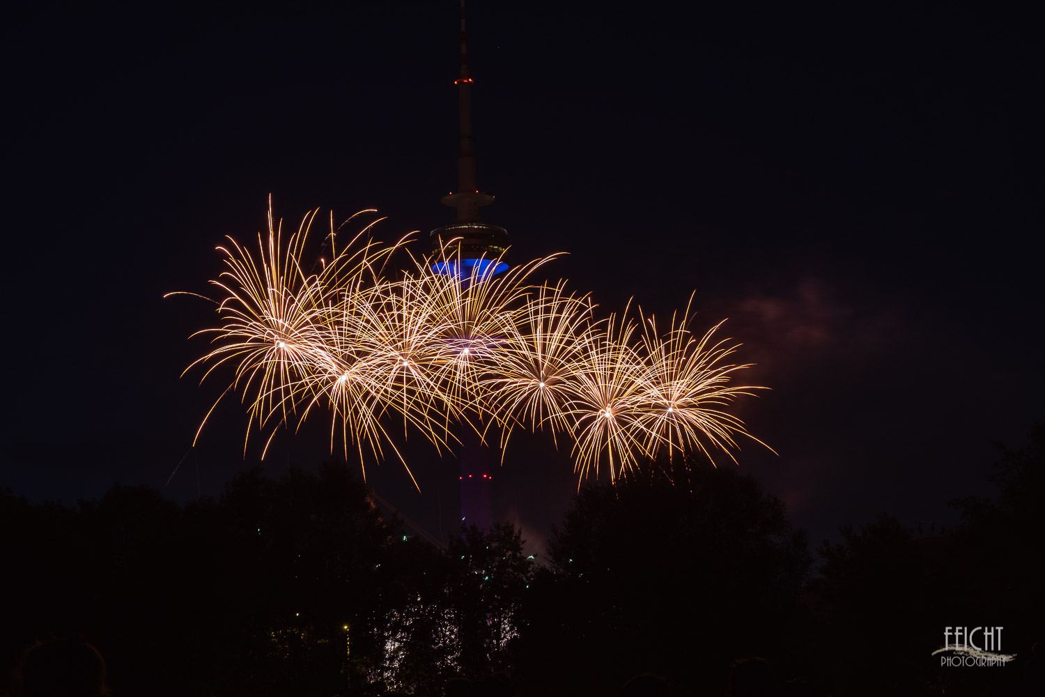 Feuerwerk vorm Olympiaturm