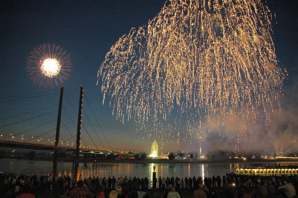 "Feuerwerk" während der Düsseldorfer Kirmes im Juli 2007