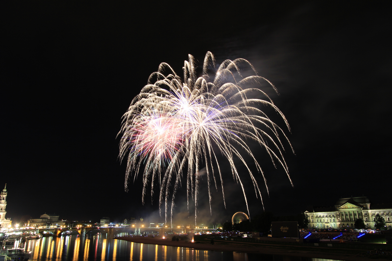 Feuerwerk-Weiß zum Stadtfest Dresden 2013