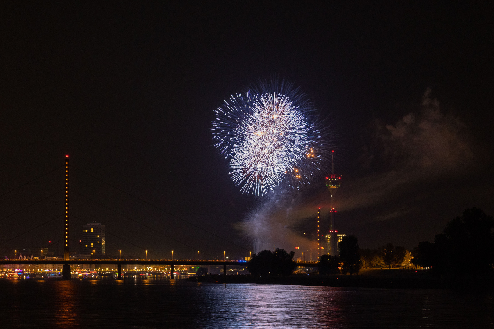 Feuerwerk zum Japantag in Düsseldorf 2023 -1