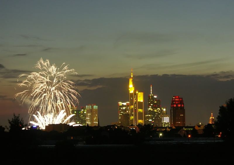 Feuerwerk zum Mainfest von den Oberräder Feldern