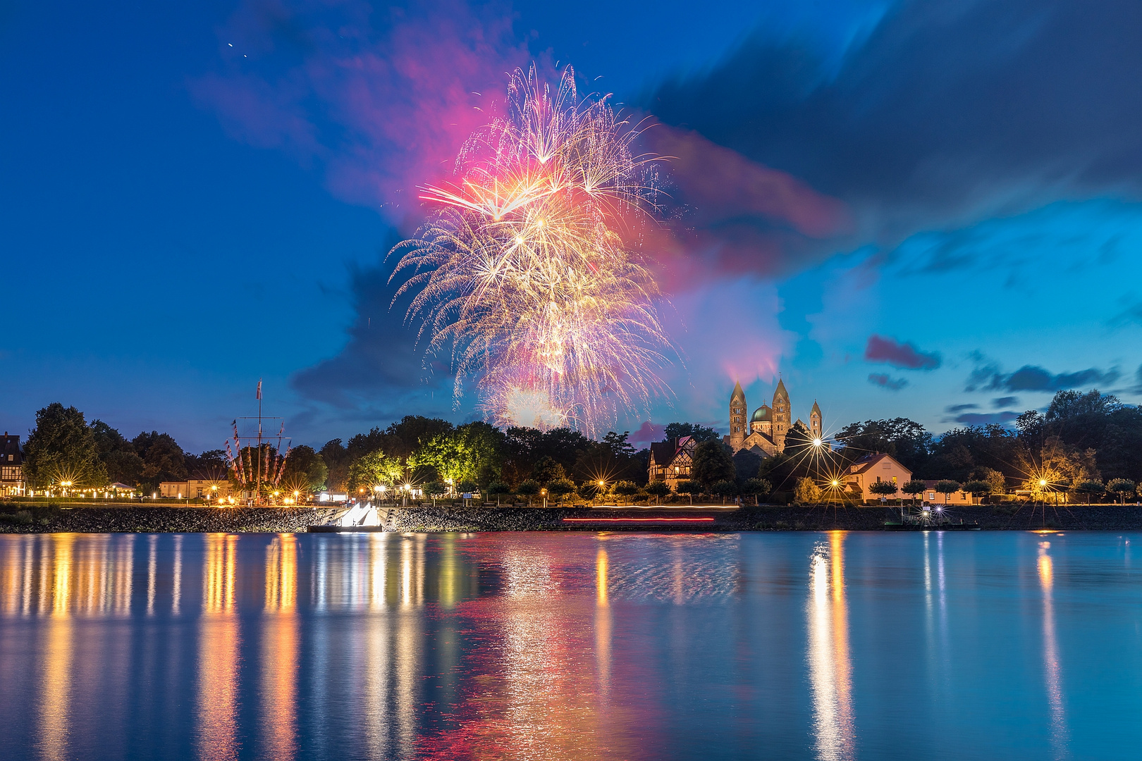 Feuerwerk zum Speyerer Brezelfest