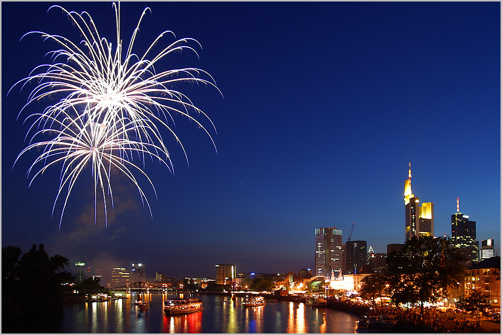 Feuerwerk zur Blauen Stunde