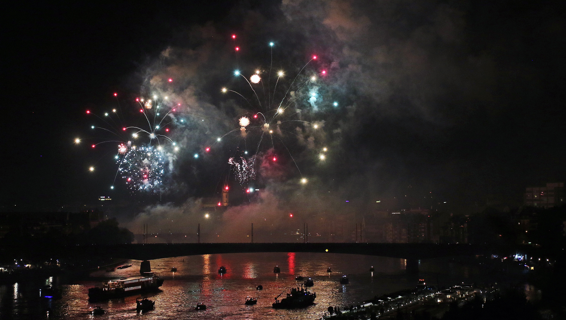 Feuerwerk zur Bundesfeier am Rhein in Basel 2017
