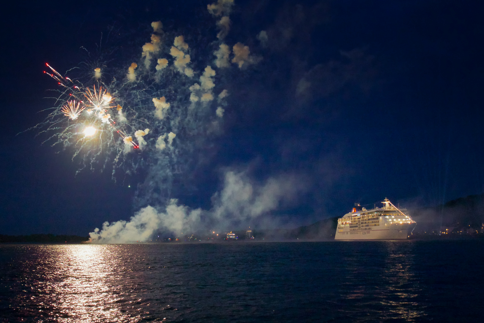 Feuerwerk zur Taufe der MS Europa 2