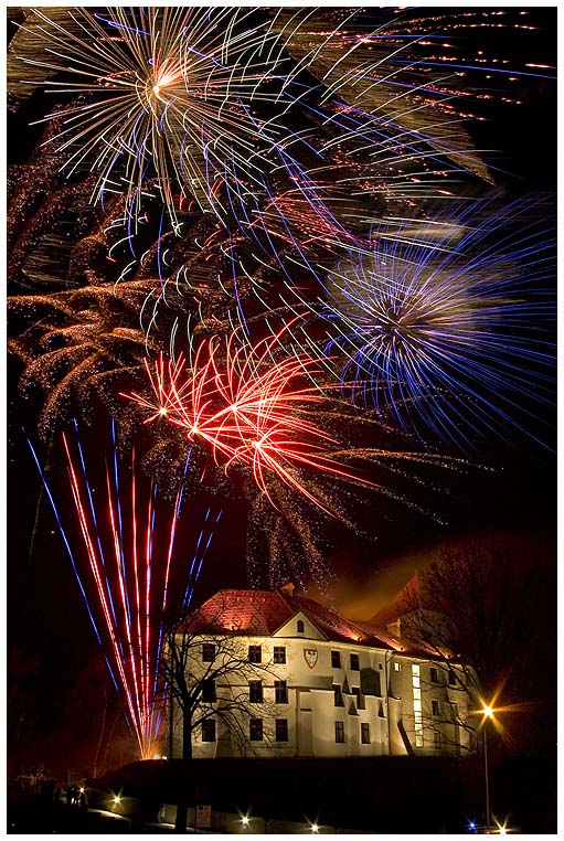 Feuerwerke über Stadt-Schloß in Oswiecim