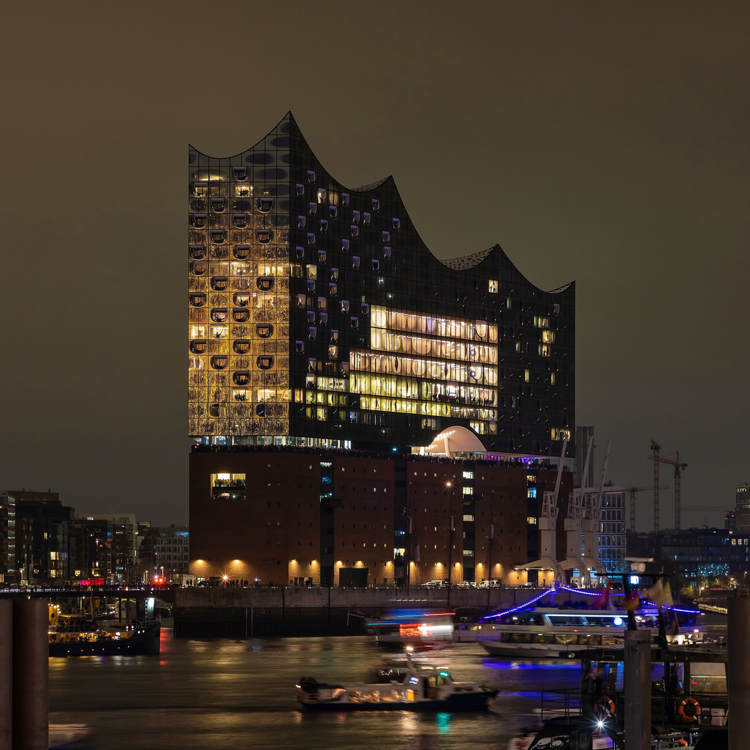 Feuerwerksspiegelung auf der Elbphilharmonie