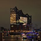 Feuerwerksspiegelung auf der Elbphilharmonie