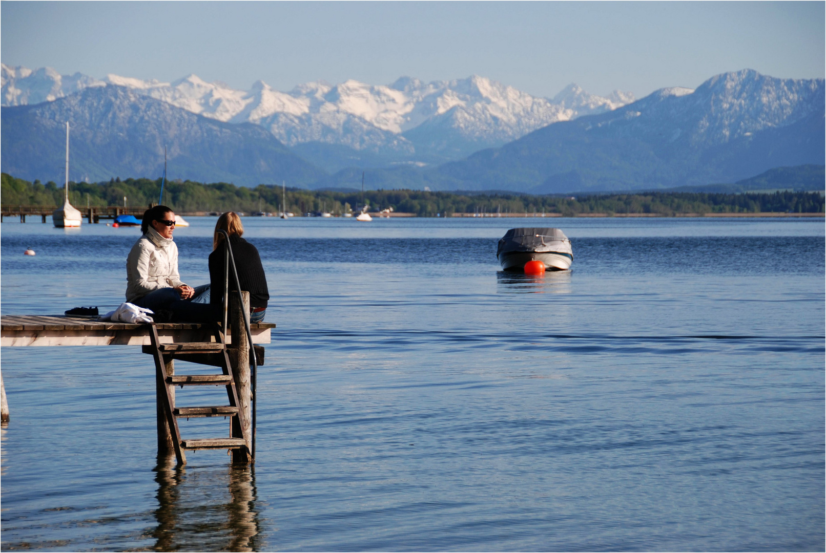 Feundinnen am Wasser