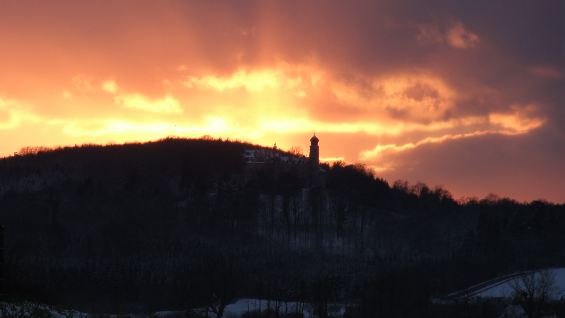 Feurige Abendstimmung über Schloss Callenberg