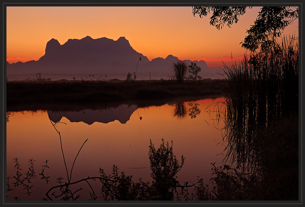 Feurige Morgenstimmung in Burma