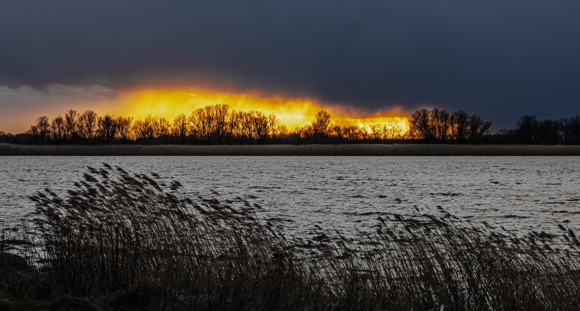 Feuriger Abendhimmel