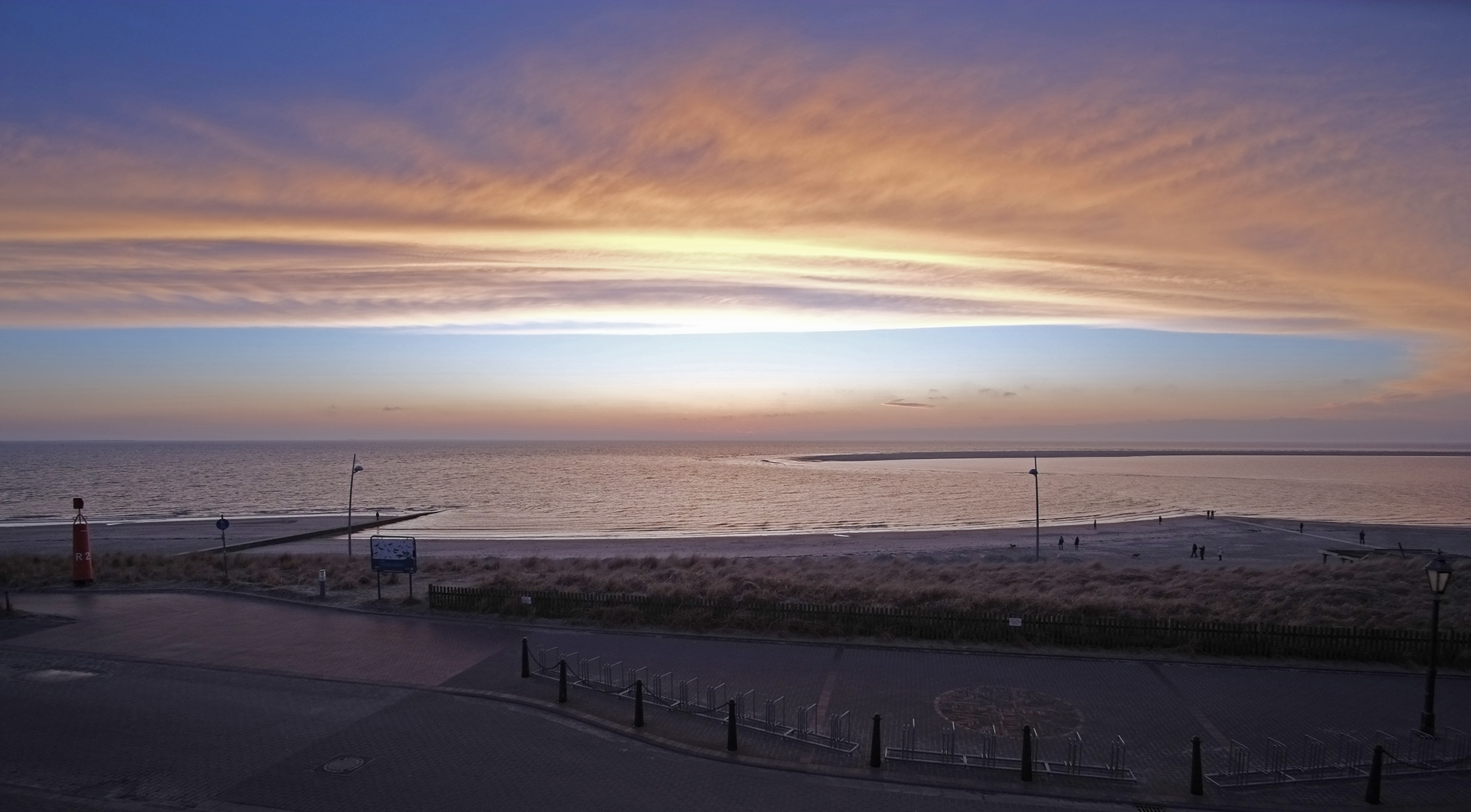 Feuriger Abendhimmel über der Borkumer Promenade