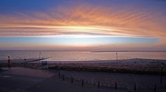 Feuriger Abendhimmel über der Borkumer Promenade