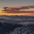 Feuriger Himmel über gefrorenen Tannen