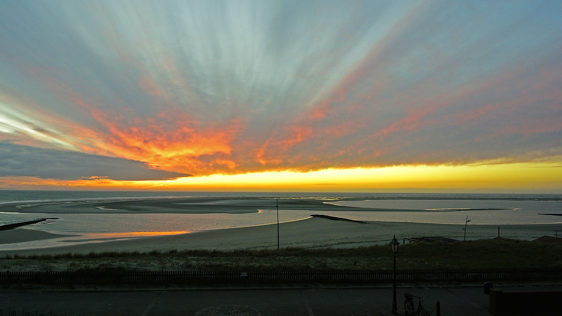 Feuriger Sonnenuntergang am 11.03.20 am Borkumer Hauptstrand