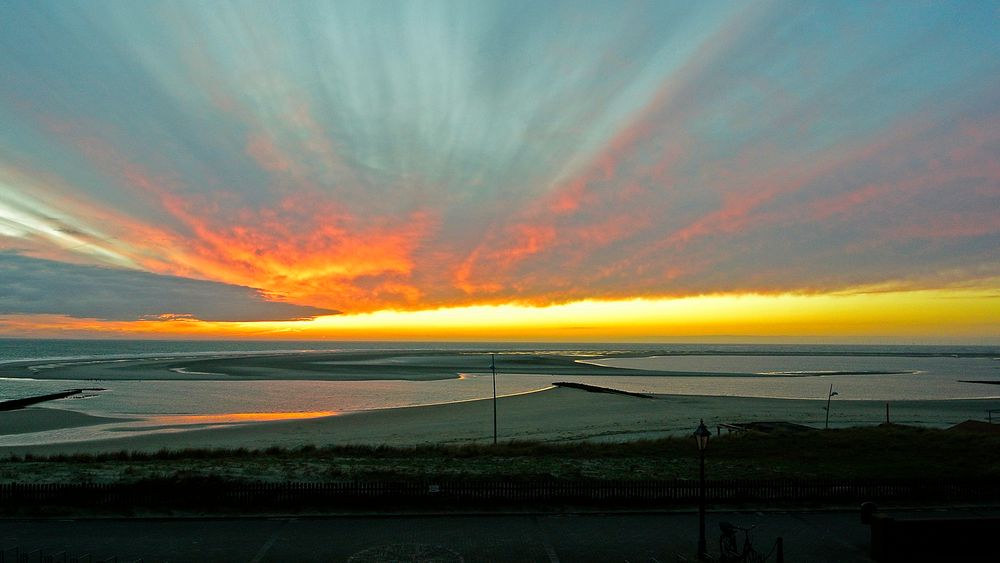 Feuriger Sonnenuntergang am 11.03.20 am Borkumer Hauptstrand