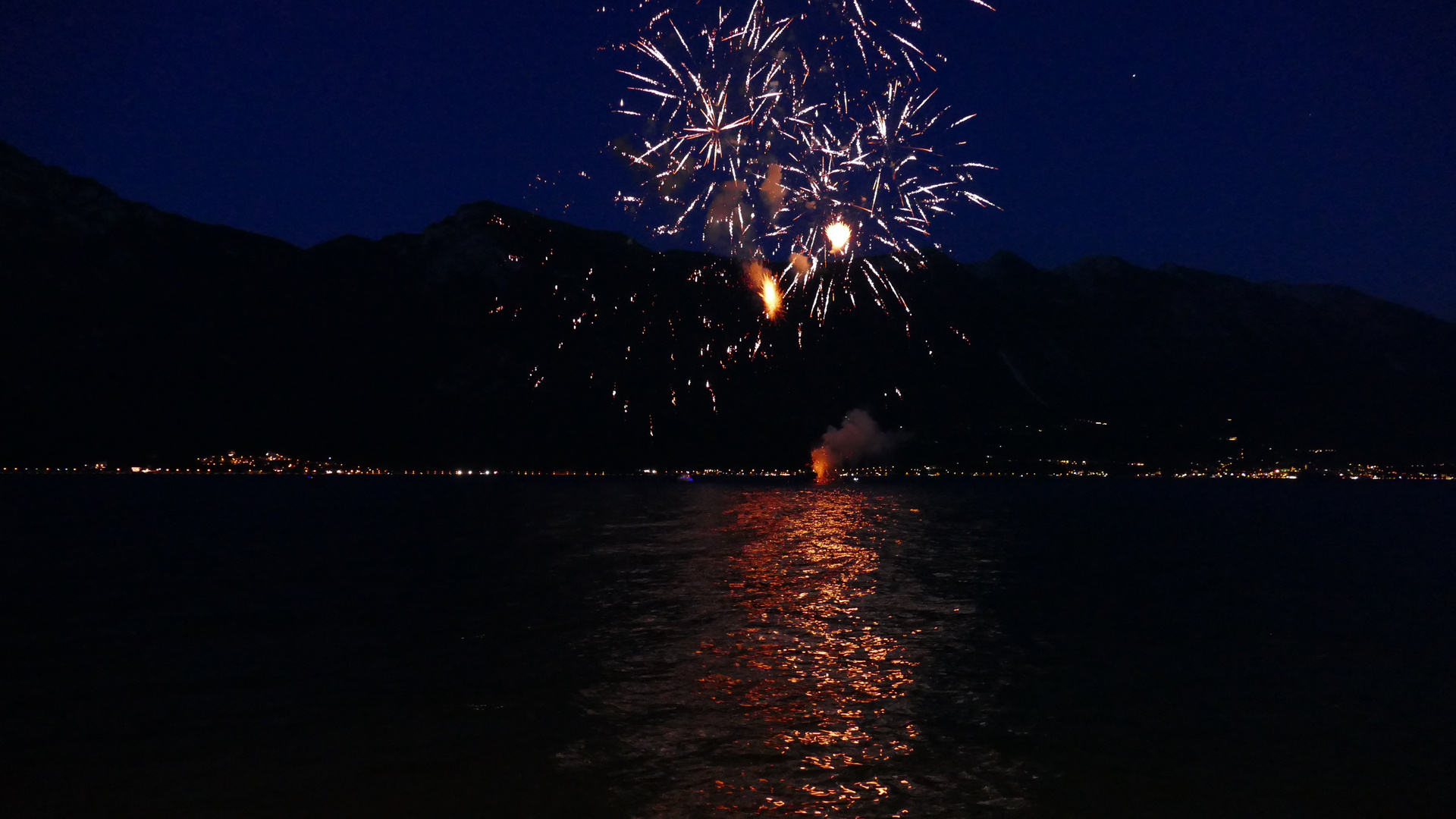 Feurwerk überm Gardasee