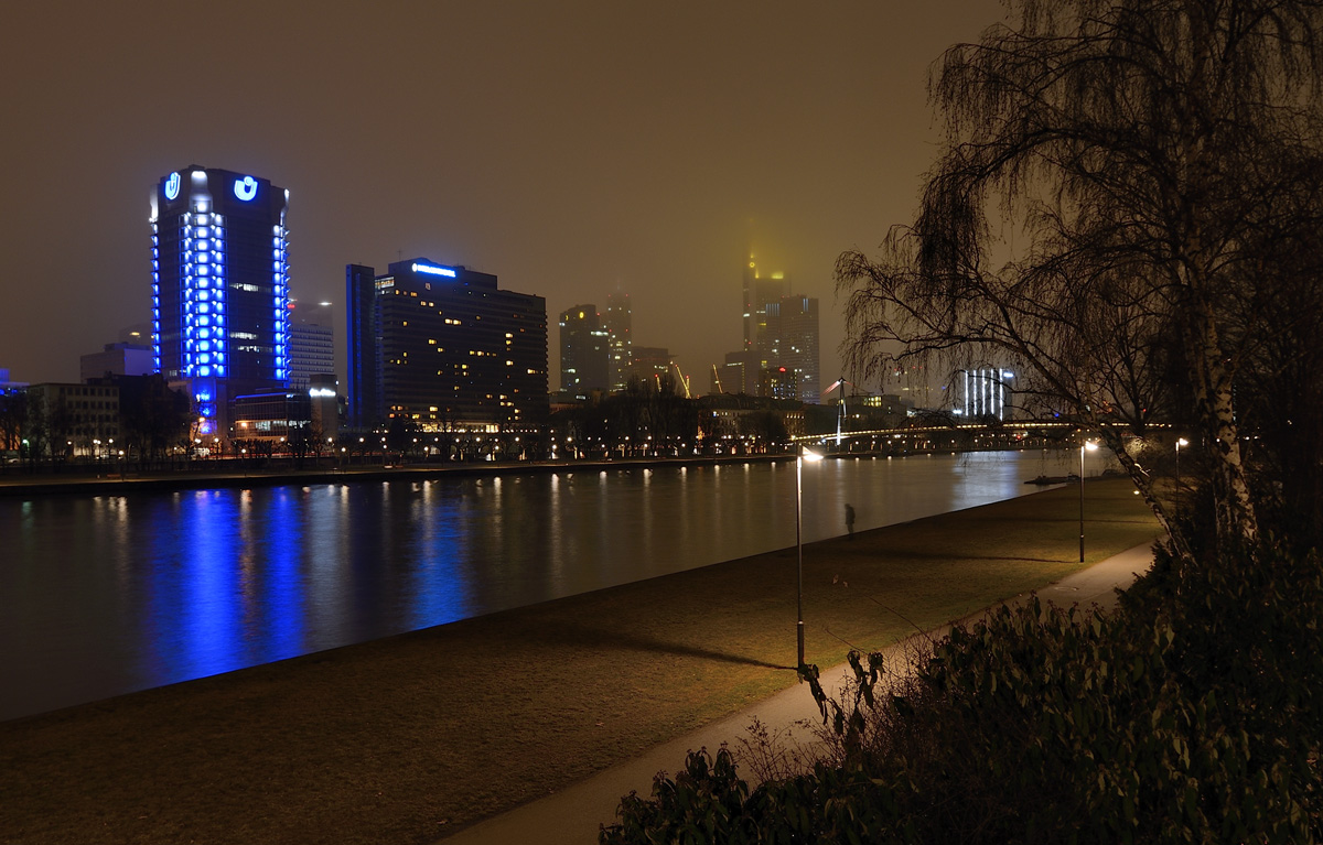 FFM im Nachthochnebel