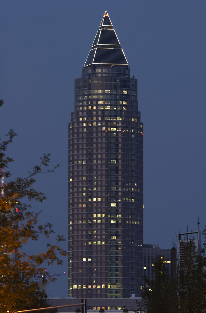 FFM Messeturm zur blauen Stunde