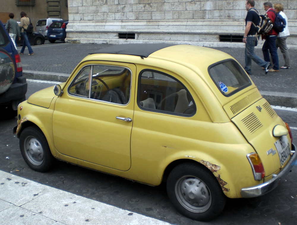 Fiat 500 auf den Straßen von Rom