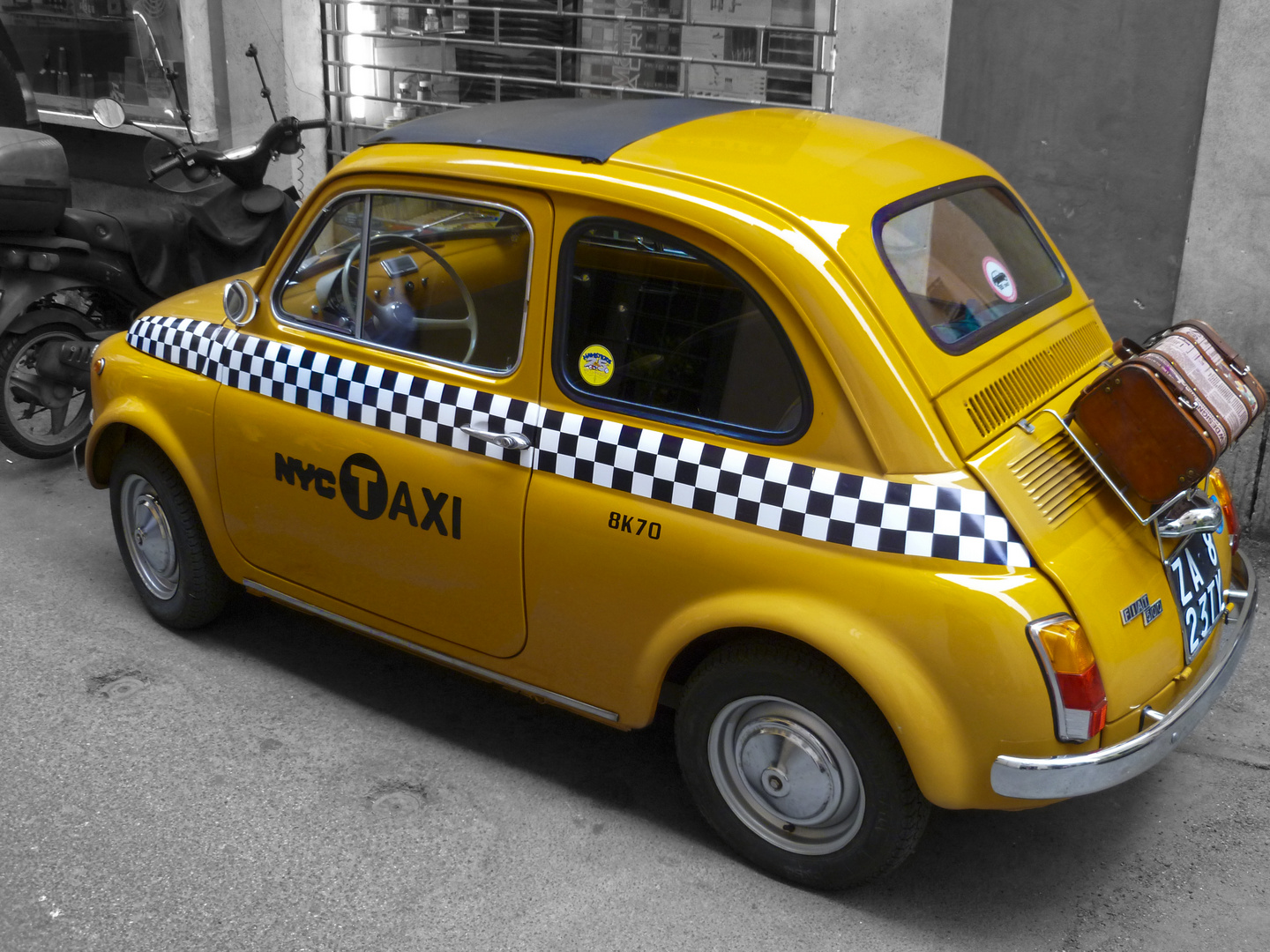 Fiat 500 in einer Seitenstraße in Rom gesehen