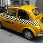 Fiat 500 in einer Seitenstraße in Rom gesehen