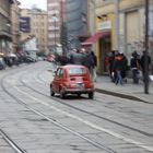 Fiat 500 sur rue pavée Milan