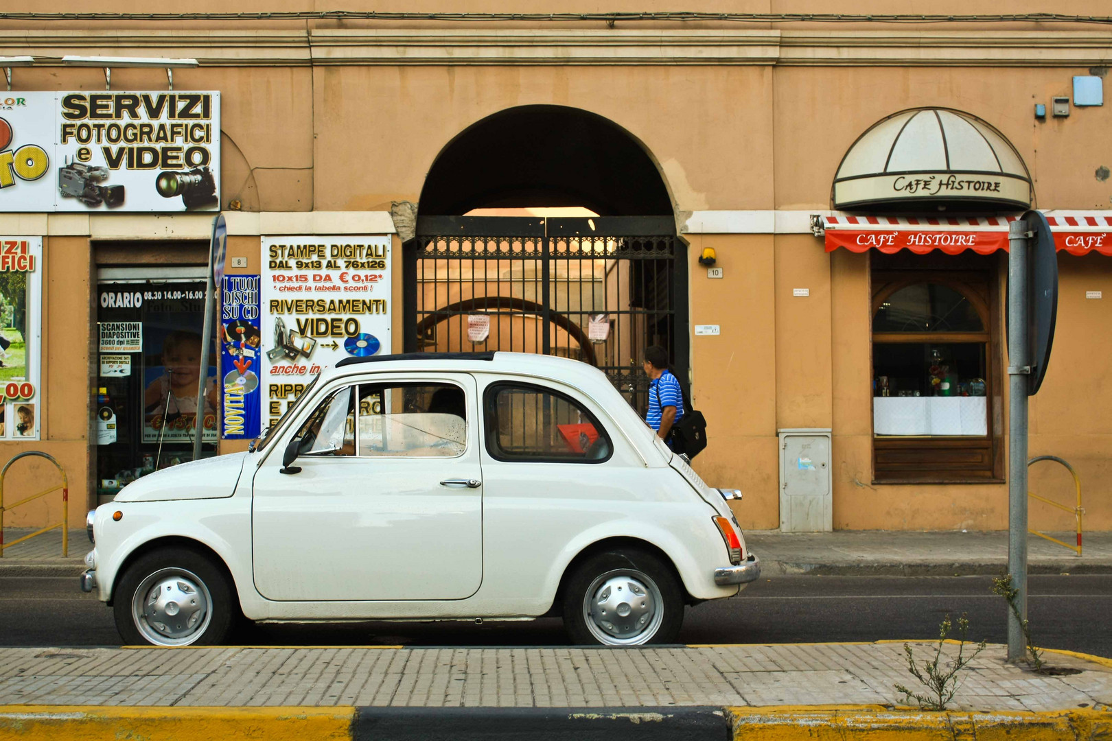 Fiat 500 vor einem Fotoshop